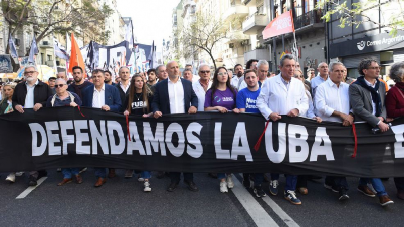 Docentes de la UBA protestan frente al domicilio de Adorni con una clase pública