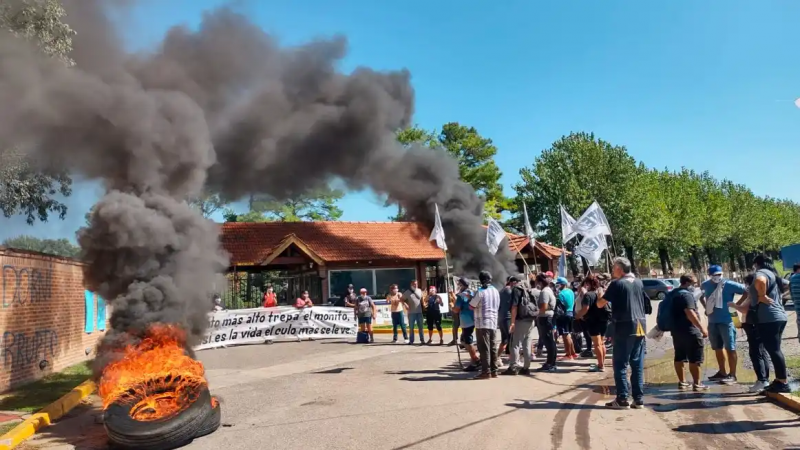 Escracharon a Adorni en su barrio privado y el conflicto se trasladó al grupo de vecinos