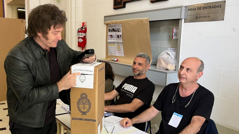 En medio de la incertidumbre económica, el Gobierno analiza adelantar las elecciones a 2027