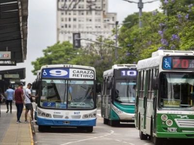 Rige el paro de la UTA: hay largas filas en las paradas y el servicio está paralizado en gran parte del AMBA
