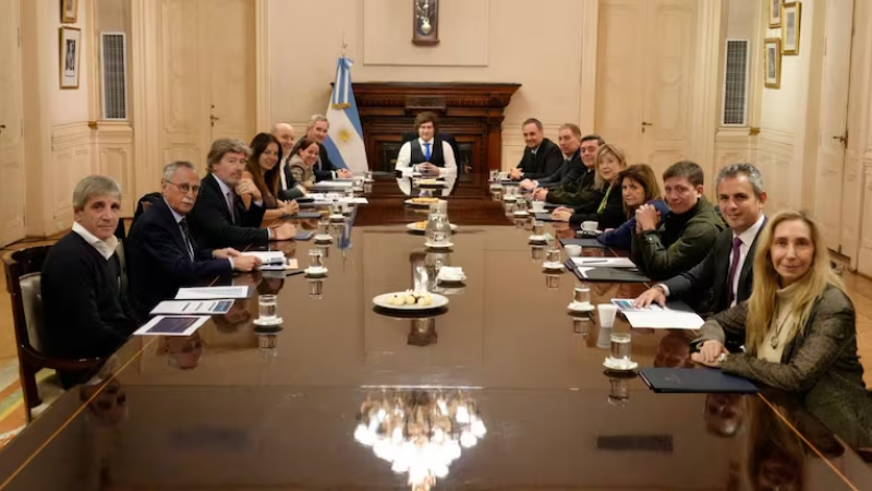 Milei aumentó más de 120% los sueldos de sus ministros en cinco meses