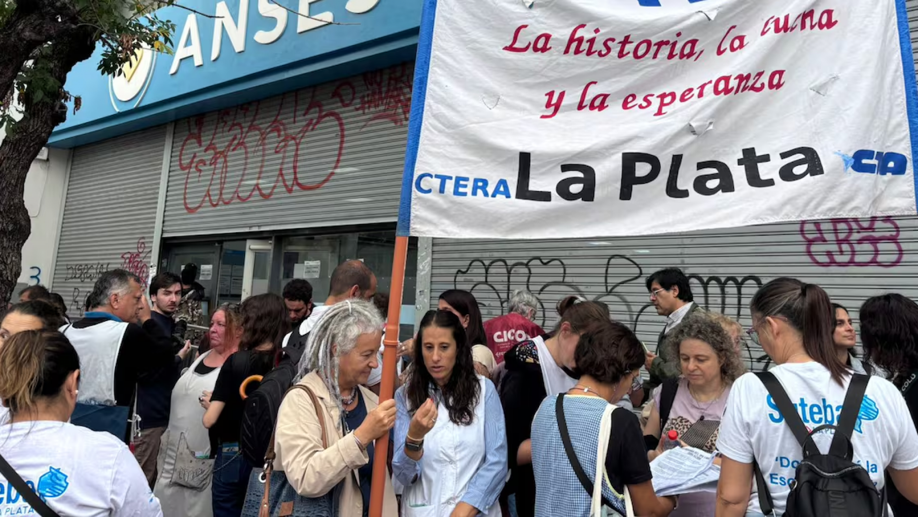 Denuncian agresiones de un concejal durante un reclamo en ANSES