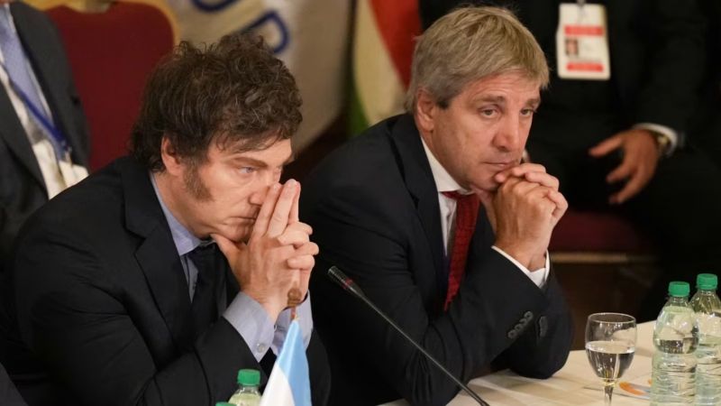 Riesgo País: la barrera de los 500 puntos se vuelve un desafío ante el ruido global y las dudas locales