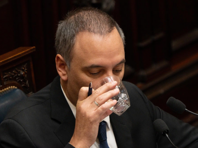 Adorni evitó desmentir versiones sobre sobresueldos y aumenta la presión judicial
