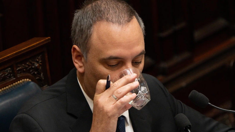 Adorni evitó desmentir versiones sobre sobresueldos y aumenta la presión judicial