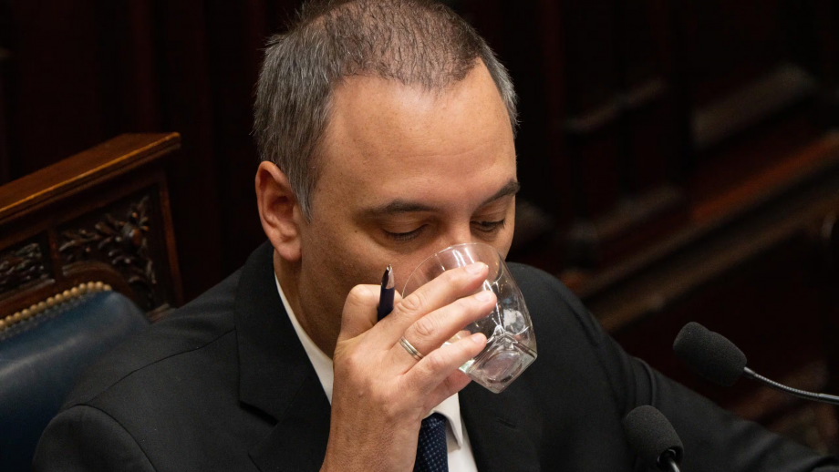 Adorni evitó desmentir versiones sobre sobresueldos y aumenta la presión judicial
