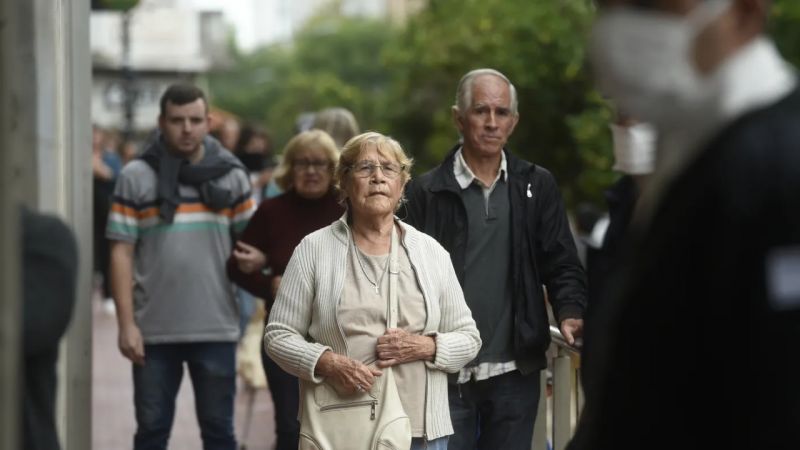 Jubilados: un informe reveló que el 48% sigue trabajando por necesidad